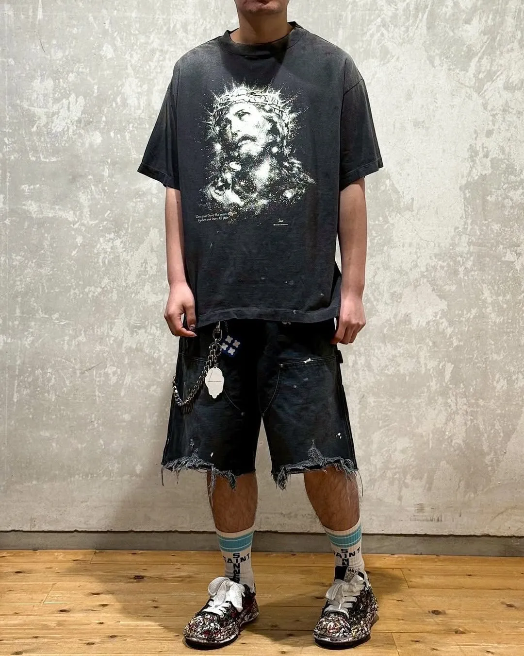 SAINT Mxxxxxx DOUBLE KNEE SHORTS/BLK Knee patches splashed with ink, washed and damaged denim shorts. Washed black S-XL. Custom woven and dyed denim denim with clear texture. Rewashed and faded to create local mottled fading/hole effects. Artificial distressing to simulate natural traces of wear. Original consistent damage treatment. Hand splashed ink and paint. Original consistent wash mark/pocket mark. Double knee patch. Rivet reinforcement. Improve functionality and enhance design.